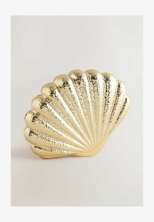 Decorativă aurie în formă de scoică, cu textură ciocănită și detalii zimțate. Prezintă o bază netedă și o suprafață reflectorizantă.