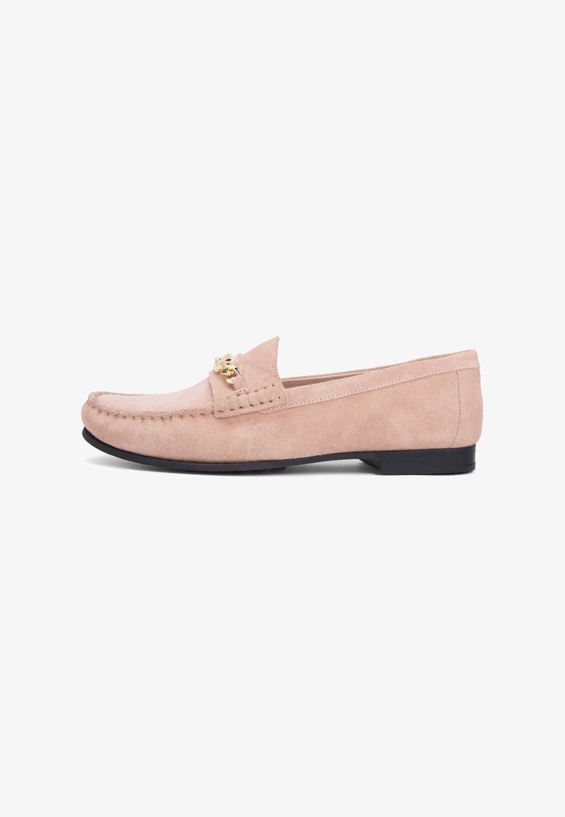 Mocassins en daim rose clair avec bout rond, détails cousus et un accent en ton or sur le dessus. Semelle en caoutchouc noir.