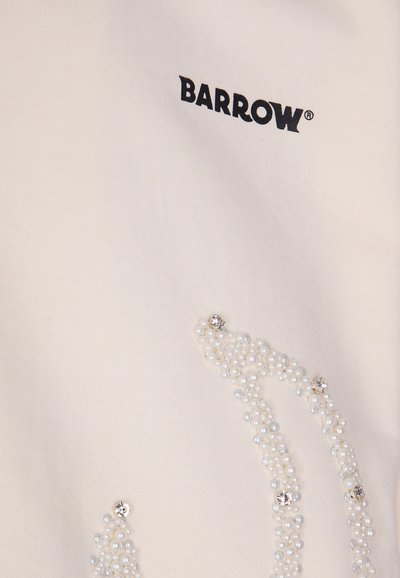 Felpa bianca in cotone con logo "BARROW" in nero, decorata con gruppi di perle finte e strass disposti in un motivo curvo.