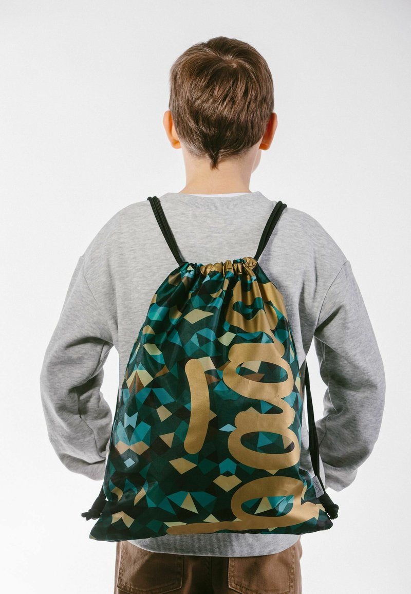 Batoh na stažení s geometrickým designem v tónech teal, zelené a hnědé s výrazným zlatým textem. Vyrobeno z odolné látky s černými šňůrami.