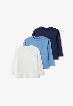 Tres camisetas de manga larga con cuello redondo y bolsillos delanteros en el pecho, en blanco, azul claro y azul marino, dispuestas superpuestas sobre un fondo blanco.