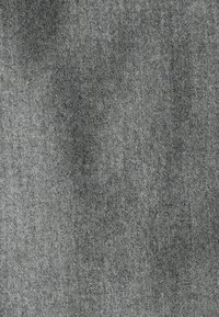 Grijze textiel met een zachte textuur, met een consistent patroon en subtiele variaties in tint, wat wijst op een soepel en duurzaam materiaal.