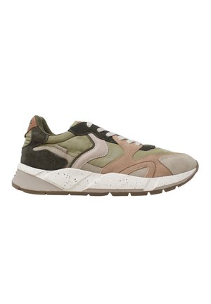 Sneaker con pannelli beige, marrone e verde oliva, lacci bianchi, suola spessa bianca maculata e suola esterna in gomma strutturata.