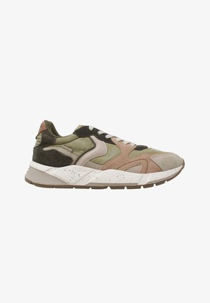 Sneaker con pannelli beige, marrone e verde oliva, lacci bianchi, suola spessa bianca maculata e suola esterna in gomma strutturata.