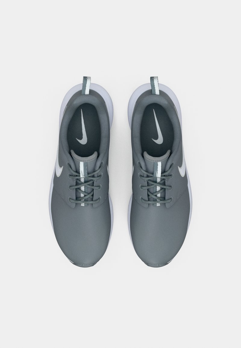 Paar graue Nike-Sneaker mit weißen Swoosh-Logos, weißen Mittelsohlen und reflektierenden Zuglaschen, von oben auf weißem Hintergrund betrachtet.