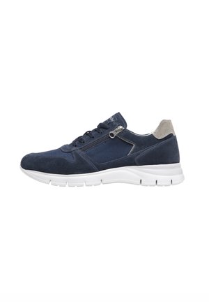 Baskets bleu marine en matériaux daim et mesh, avec fermeture à lacets et à zip, semelle intermédiaire blanche et un accent gris au niveau du talon.