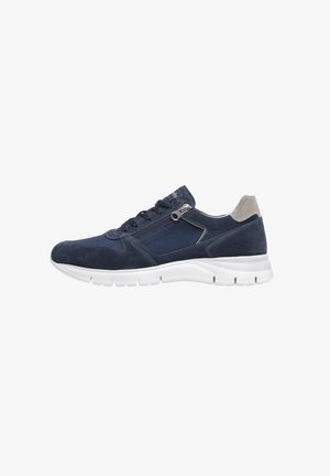 Sneaker blu navy realizzata in suede e materiali in mesh, con chiusura a lacci e zip, intersuola bianca e un accento grigio sul tallone.