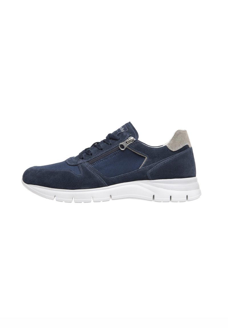 Sneaker blu navy realizzata in suede e materiali in mesh, con chiusura a lacci e zip, intersuola bianca e un accento grigio sul tallone.
