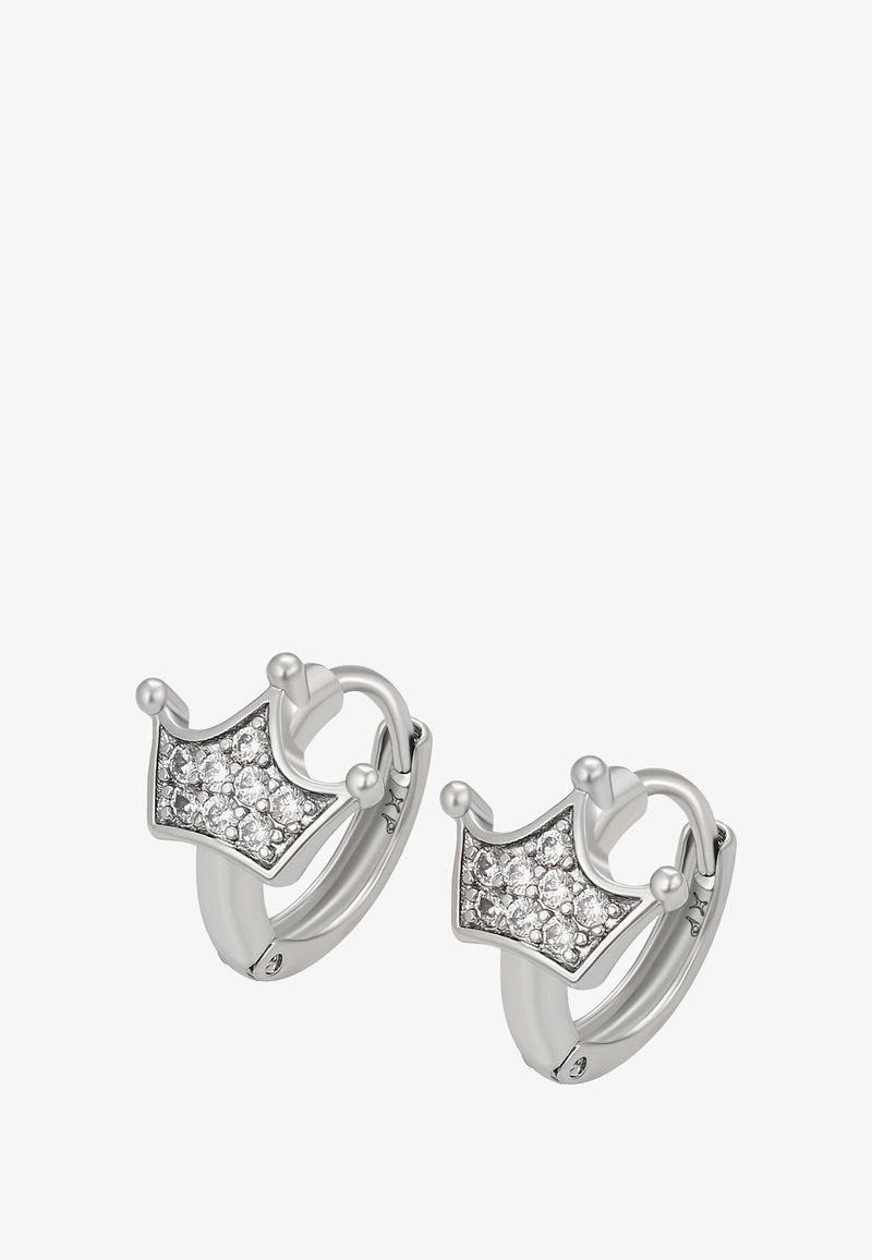 Sølvøreringe med små kroneformede vedhæng besat med funklende klare krystaller, der viser et poleret og elegant design.