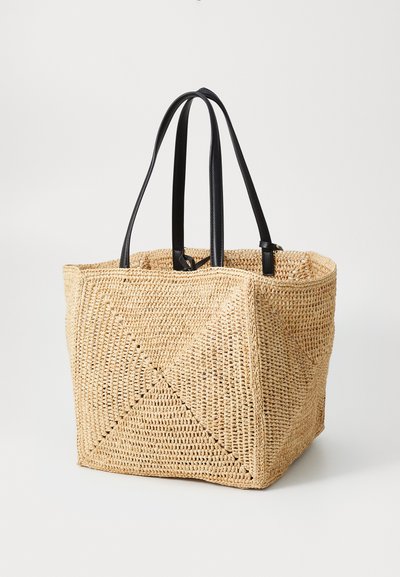 Borsa a spalla in paglia intrecciata con manici in pelle sintetica nera; presenta un motivo geometrico, apertura superiore e forma strutturata.
