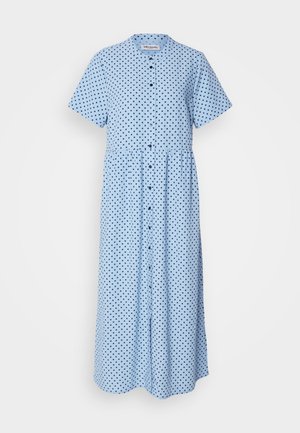 Blauwe jurk met korte mouwen, knoopsluiting aan de voorkant en geplooide taille. Heeft marineblauwe stippen op een lichtblauwe achtergrond.