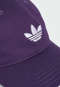 Casquette de baseball violette en mélange de coton, avec un logo brodé blanc représentant trois feuilles et trois rayures à l'avant.