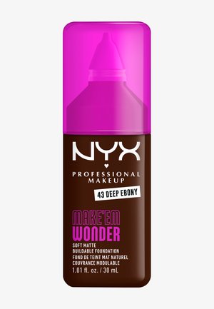 Fond de teint NYX Make'Em Wonder en 43 Deep Ebony. Présente un flacon marron avec un bouchon rose, une embout presseur, et un texte violet audacieux détaillant le produit.