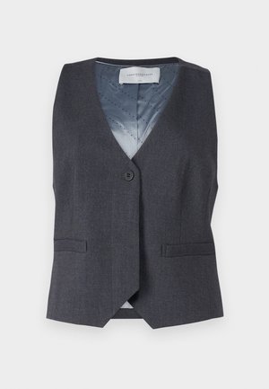 Gilet gris avec un décolleté en V, un bouton frontal unique et deux poches latérales. L'intérieur présente une doublure bleue avec un motif subtil.