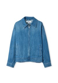 Blauwe denimjas met een rits aan de voorkant, lange mouwen, twee zijzakken en een klassieke kraag, plat gelegd op een witte achtergrond.