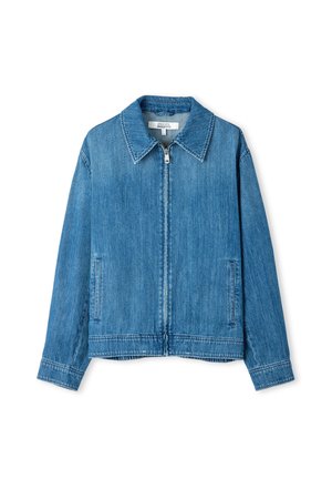 Chaqueta de mezclilla azul con cremallera frontal, mangas largas, dos bolsillos laterales y un cuello clásico, dispuesta sobre un fondo blanco.
