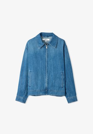 Blauwe denimjas met een rits aan de voorkant, lange mouwen, twee zijzakken en een klassieke kraag, plat gelegd op een witte achtergrond.