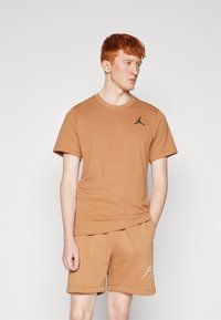 Jordan JUMPMAN CREW - Tricou basic - legend dk brown/(black)