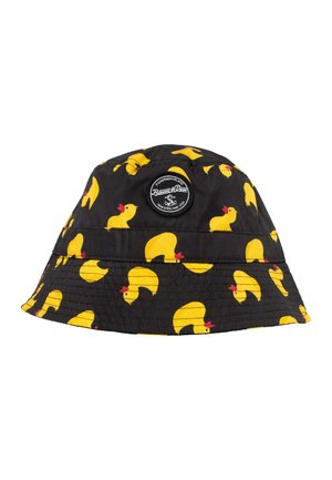 Sort bøllehat med mønster af gule gummiduer og en rund Fisherman Island New England USA-logo-patch foran.