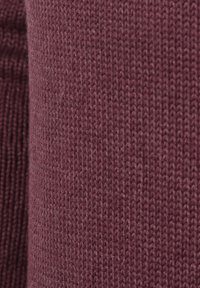 Mostră de țesătură tricotată într-o culoare bogată de burgund, având un țesut strâns, texturat, cu detalii fine și un model consistent pe tot parcursul.