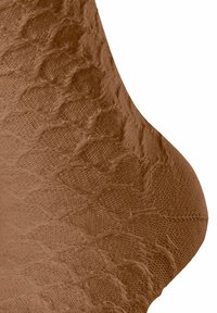 Braun strukturiertes Gewebe mit einem Wabenmuster, das eine glatte Oberfläche und geschwungene Kanten aufweist, wodurch das filigrane Design betont wird.