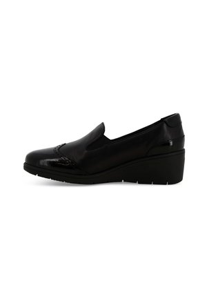 Scarpa slip-on in pelle nera con dettagli brogue e una spessa suola a cuneo, vista di lato su uno sfondo bianco.