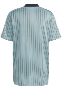 Chemise bleu clair à manches courtes avec des rayures verticales bleu marine, un col bleu marine et une texture lisse et légèrement brillante.