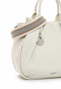 Bolso de cuero blanco con forma redondeada, que cuenta con dos asas superiores y una correa estampada en beige y gris. Acentuación de hardware plateado.