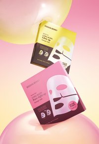 Dwa jaskrawo kolorowe opakowania masek hydrożelowych, żółte dla "Collagen Glow Up" i różowe dla "Collagen Pore-tight Up", z grafikami masek na twarz.