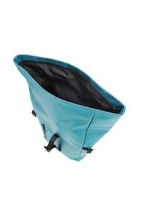 Sac fourre-tout imperméable en vert canard avec une large ouverture, doublure intérieure noire, deux sangles réglables et une poche zippée sur le côté.