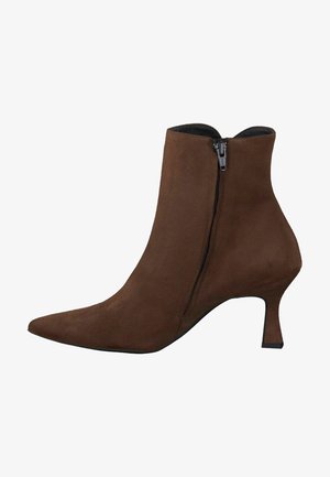 Botín de ante marrón con punta afilada, cierre de cremallera lateral y tacón delgado y angulado. Textura lisa sin patrones visibles.
