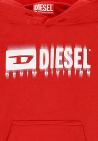 Felpa con cappuccio rossa caratterizzata da un logo stampato bianco sulla parte frontale. Il logo include un testo in grassetto con effetto sfumato e una tasca frontale.