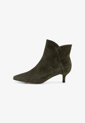 Botín de ante verde oscuro con punta afilada y tacón bajo de tipo kitten, cierre lateral con cremallera, diseño minimalista.