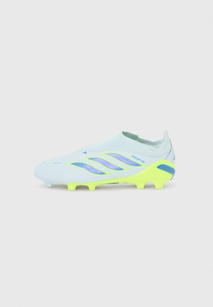 Hellblauer Adidas Predator Fußballschuh mit neon-gelber Sohle und violetten Akzenten, Seitenansicht vor weißem Hintergrund.