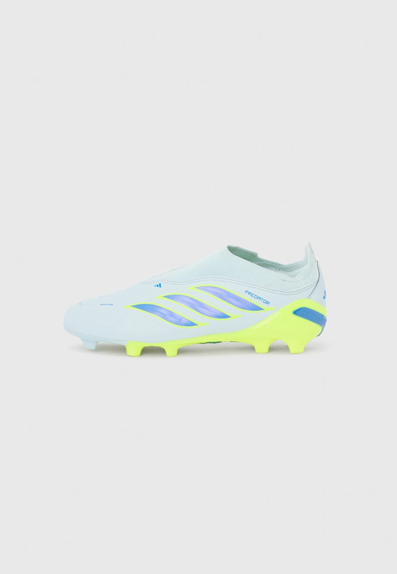 Scarpa da calcio Adidas Predator azzurro chiaro con suola giallo neon e dettagli viola, vista laterale su sfondo bianco.