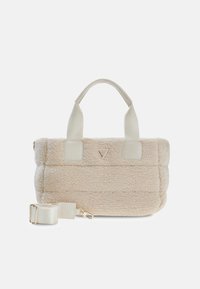 Beżowa torebka z sztucznego futerka z kremowymi skórzanymi akcentami, podwójnymi okrągłymi uchwytami i odpinanym paskiem, z trójkątnym emblematem z przodu.