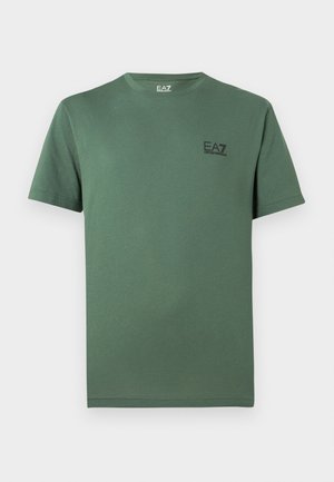Groen katoenen T-shirt met een ronde hals en korte mouwen, voorzien van een klein zwart logo op de linkerborst. Gladde textuur, casual pasvorm.