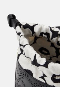 Marimekko IMPRINT NANO BUCKET UNIKKO - Bolso de mano - black