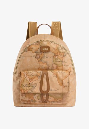 Zaino con design di mappa del mondo vintage, rifiniture in pelle color cuoio, compartimento principale con cerniera, tasca frontale con patta e spallacci in tessuto con marchio.