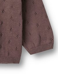 Strikket brun sweaterærme med lille hulmønster og ribkant, vist på en hvid baggrund.