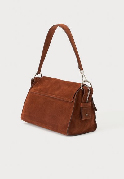Sac à main en daim marron avec une bandoulière simple, fermeture à rabat, fermeture éclair argentée et petite pochette attachée sur le côté.