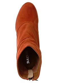 Bottine en daim couleur rouille avec un bout arrondi, une fermeture éclair à l'arrière et une étiquette intérieure visible portant l'inscription "BULLETFOX".