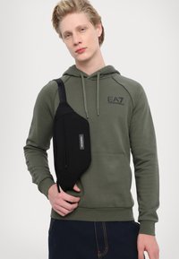 EA7 Emporio Armani FELPA - Melegítőfelső - beetle