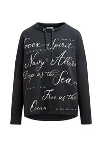 Schwarzer Pullover mit lockerem Sitz, ausgestattet mit Kapuze, Kordelzug und komplexen weißen und goldenen Textmustern. Weicher Stoff, legeres Design.