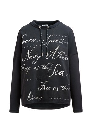 Schwarzer Pullover mit lockerem Sitz, ausgestattet mit Kapuze, Kordelzug und komplexen weißen und goldenen Textmustern. Weicher Stoff, legeres Design.