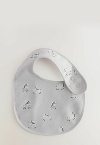 Baveta gri din bumbac, cu un model repetitiv de zebre mici, în stil desen animat. Are o formă rotundă și închidere cu capse pentru o ajustare ușoară.
