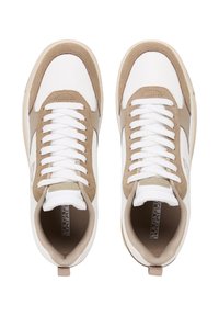 Vita och tan sneakers med läder- och mockamaterial, med snörningsdesign och logotypdetalj på sidan och tungan.