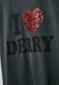 Czarna szara koszulka z napisem "Kocham DERRY" w czarnym kolorze i czerwonym cekinowym sercem. Miękka tkanina o swobodnym kroju, idealna na codzienne noszenie.