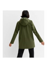 Olive zielona wodoodporna kurtka z kapturem, długimi rękawami i prostym krojem, z minimalną ilością szwów i gładką fakturą.