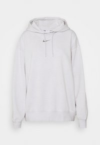 Ljusgrå hoodie gjord av mjuk bomullsmaterial. Har en dragsko i huvan, ribbade ärmslut och en liten logotyp på bröstet.